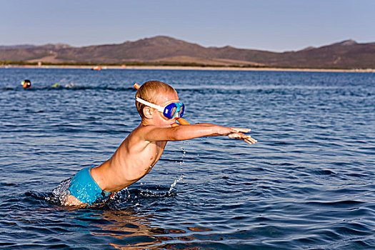 男孩,5岁,戴着,潜水镜,通气管,跳跃
