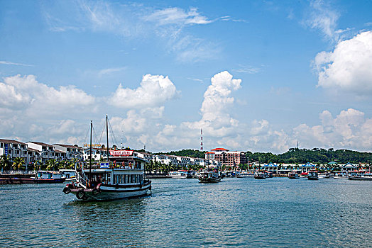 越南广宁鸿基市下龙湾港湾的游船