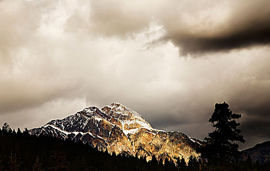 山,阴天