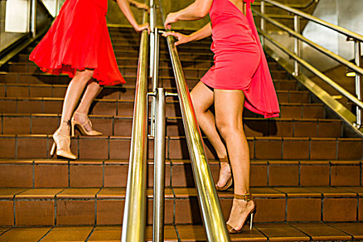 局部,两个,美女,穿,红色,服装,地铁,楼梯
