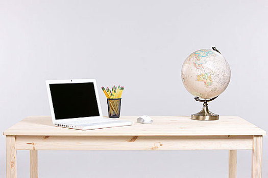 笔记本电脑,地球,文具,书桌