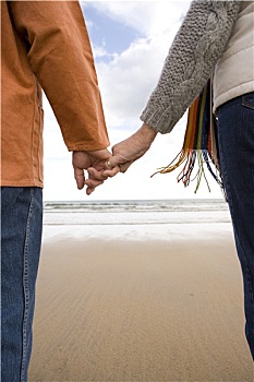 情侣,牵手,海滩,腰部,后视图