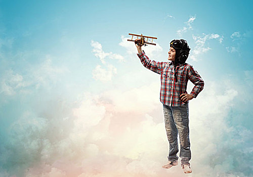 图像,小男孩,飞行员,头盔,玩,飞机模型,云,背景