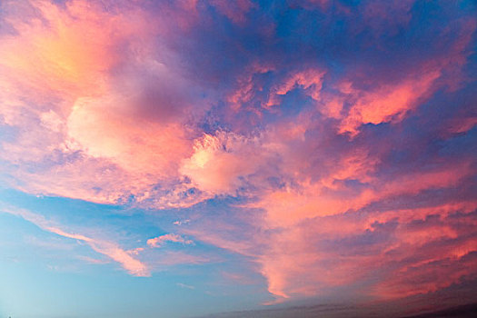 笼罩在夕阳天空下的中心广场