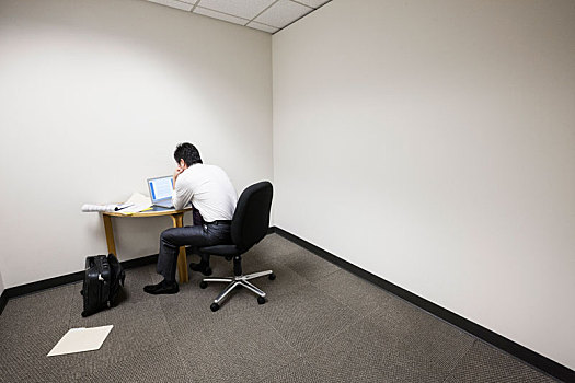 商务人士,单独,工作,小,书桌,空,角,办公室