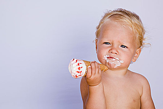 婴儿,吃,冰淇淋蛋卷