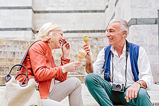 游客,情侣,吃,冰激凌蛋卷,笑,锡耶纳,托斯卡纳,意大利