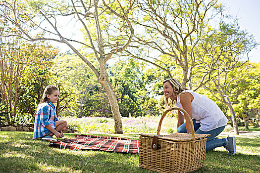 母女,伸展,野餐毯,公园