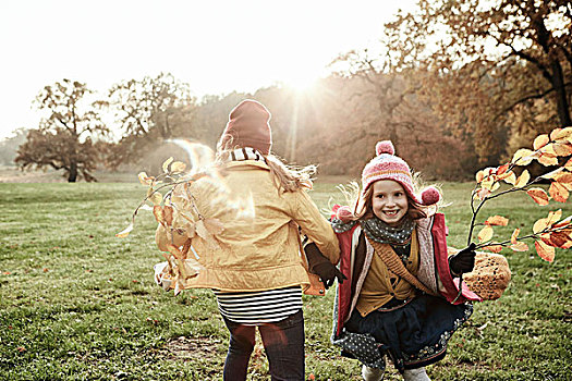 两个女孩,秋叶,玩耍,公园