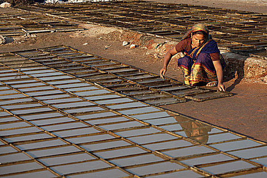 女人,金属,托盘,液体,胶,太阳,弄干,区域,达卡,孟加拉,十二月,2007年