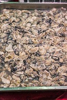 一堆生的牡蛎肉特写
