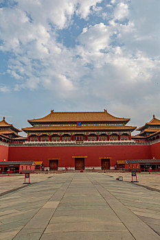 蓝天白云下的北京故宫午门