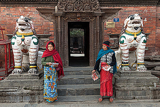 两个,尼泊尔人,女人,入口,杜巴广场,加德满都,世界遗产,尼泊尔,亚洲