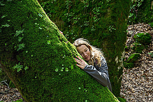 女人,倚靠,苔藓,遮盖,树,西班牙