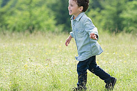小男孩,跑,草地,侧面视角