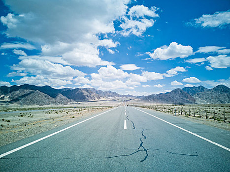 中国西北戈壁沙漠的公路