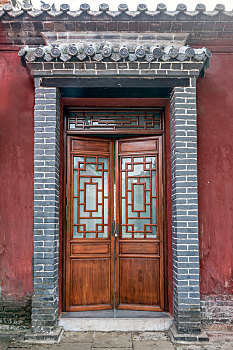 中国山东省泰安市岱庙内的中式古典门窗