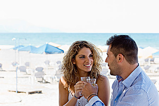 伴侣,祝酒,靠近,海滩