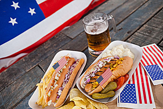 热狗,玻璃杯,啤酒,美国国旗,木桌子,特写