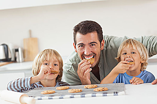 微笑,父亲,儿子,吃,饼干,厨房