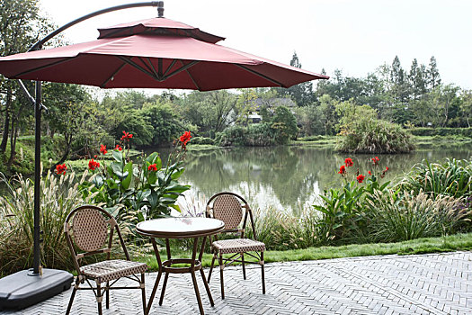 杭州西溪湿地景观池塘边的休闲椅
