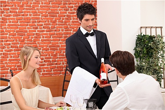 年轻,情侣,选择,玫瑰葡萄酒,餐馆
