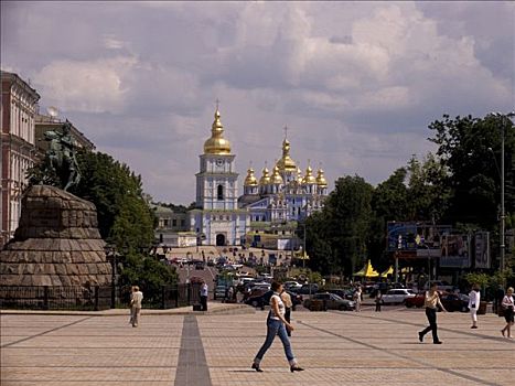 乌克兰,基辅,风景,寺院,钟楼,老,建筑,道路,树,纪念,地点,游客,蓝天,云,2004年