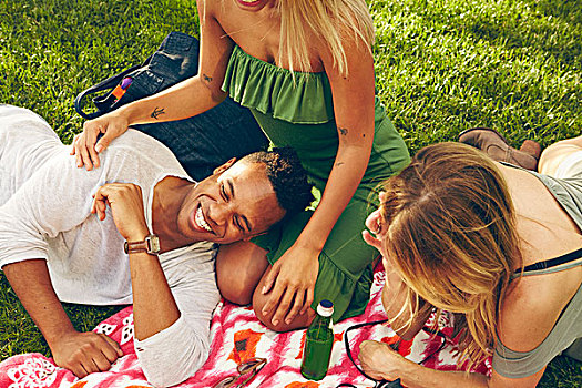 三个,成年,朋友,笑,野餐毯,公园