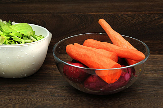 胡萝卜,蔬菜,摆放在,桌上,容器里
