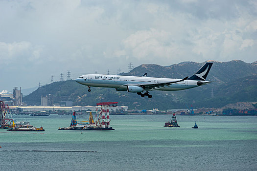 一架国泰航空的飞机正降落在香港国际机场