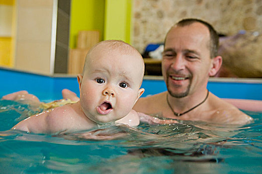 父子,婴儿,游泳
