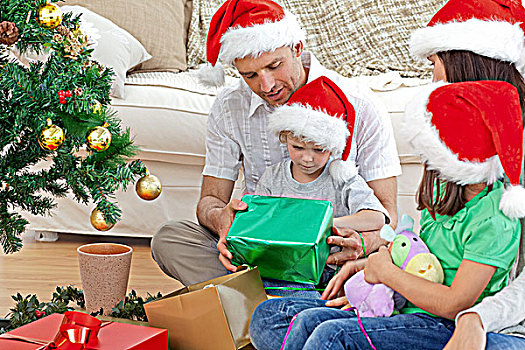 幸福之家,看,小男孩,打开,圣诞礼物,客厅