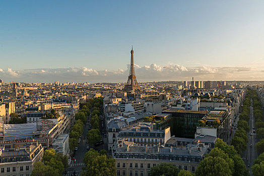 航拍法国巴黎铁塔和巴黎城市黄昏风景