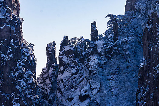 中国安徽黄山风景区,冬日雪后奇峰怪石林立,云雾飘渺宛若仙境