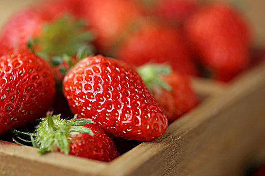 新鲜草莓放在木桌上