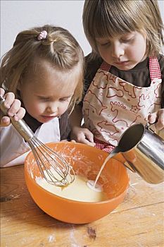 两个孩子,烘制,倒牛奶,碗