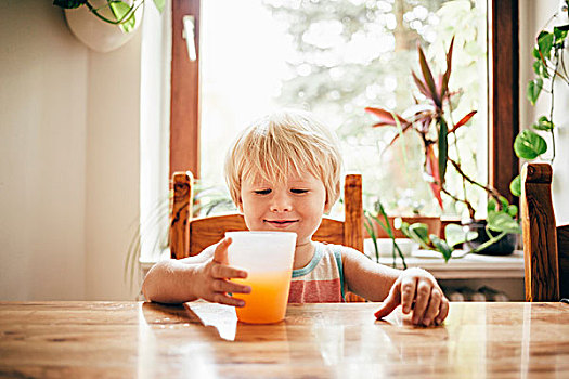 男孩,坐,桌子,广口容器,橙汁,俯视,微笑