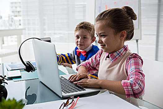 儿童,公司主管,互动,使用笔记本,办公室