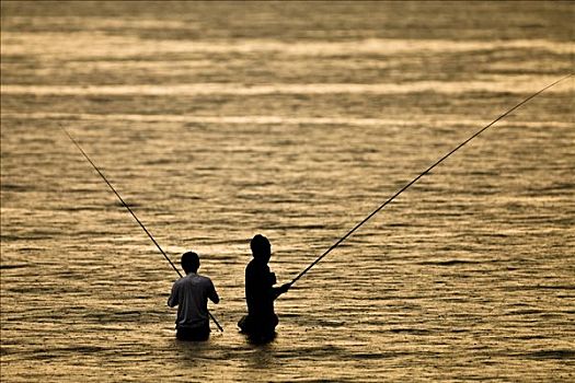 两个,捕鱼者,钓鱼,黄昏,站立,水,温和,雨,印度尼西亚,亚洲