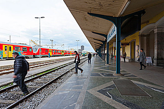 卢布尔雅那,火车站,人,穿过,轨道