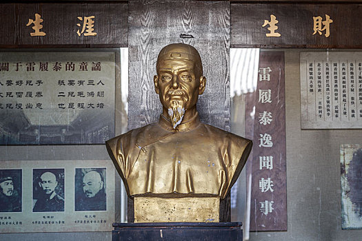 山西平遥古城内中国古代票号创始人雷履泰故居内雷履泰塑像