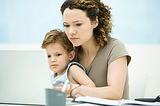 母亲,拿着,幼儿,儿子,使用笔记本,电脑
