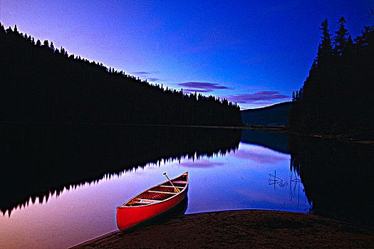 红色,独木舟,黄昏,鲍伦湖,公园,不列颠哥伦比亚省,加拿大