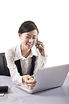 正在办公室用笔记本电脑工作的商务女性