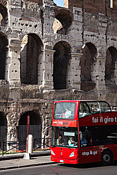 意大利,拉齐奥,罗马,罗马角斗场,旅游巴士