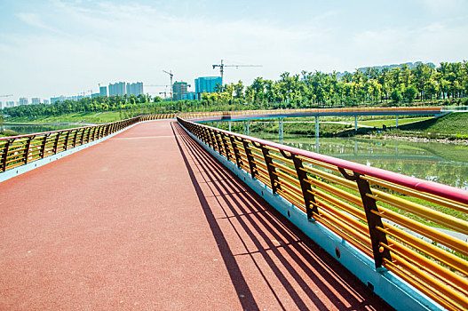 晴朗天气环境中有彩色护栏的步道桥梁局部