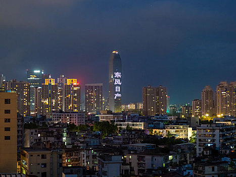 荣灿惠州中心大楼夜景外屏上显示东风日产的广告