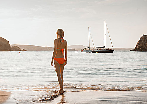 女人,穿,比基尼,向外看,海滩,米诺卡岛,巴利阿里群岛,西班牙