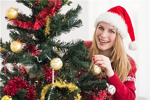 微笑,女人,悬挂,圣诞装饰,树上
