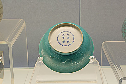 景德镇窑松绿釉仿古铜纹碗,清朝,雍正年